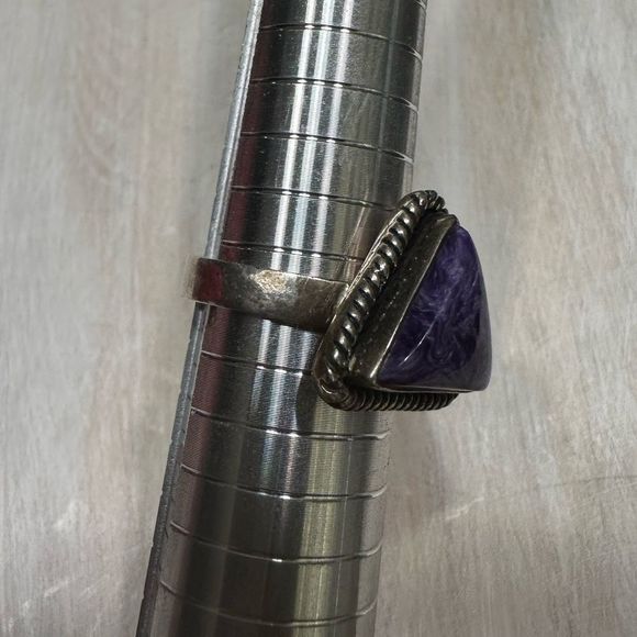 TRIANGLE Single Stone Sterling Silver Ring - Picture 3 of 4